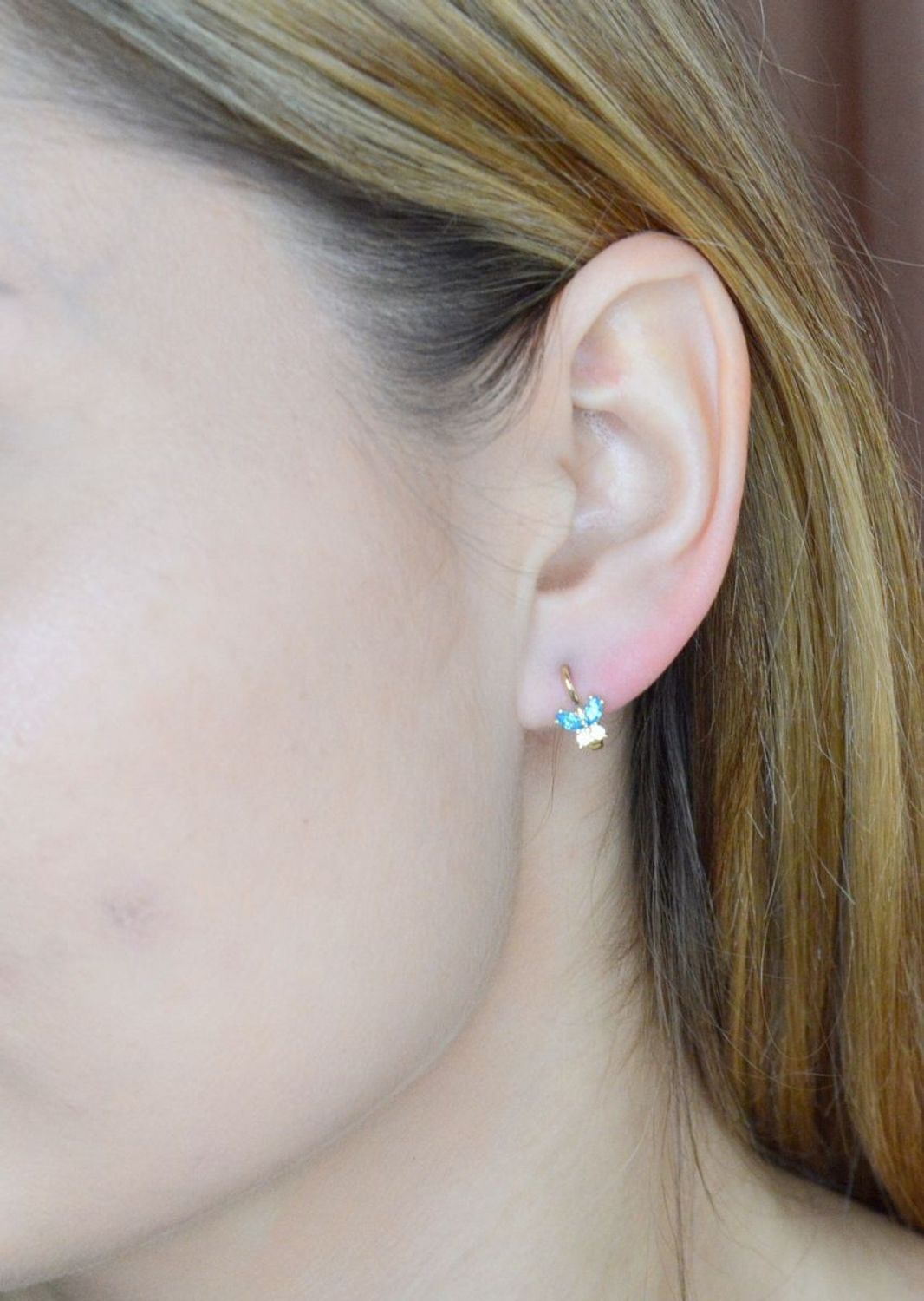 Złote kolczyki 375 motylki z niebieską cyrkonią KL 11374 375. Złote kolczyki wykonane z najwyższej jakości żółtego złota, próba 375, waga około 1,12 gram. Kolczyki w minimalistycznym stylu, wpisujące się w obecne trendy modowe. Ideal.jpg